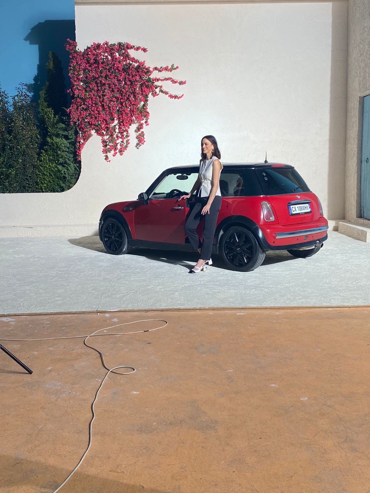 Mini Cooper yanında model — kampanya çekimi