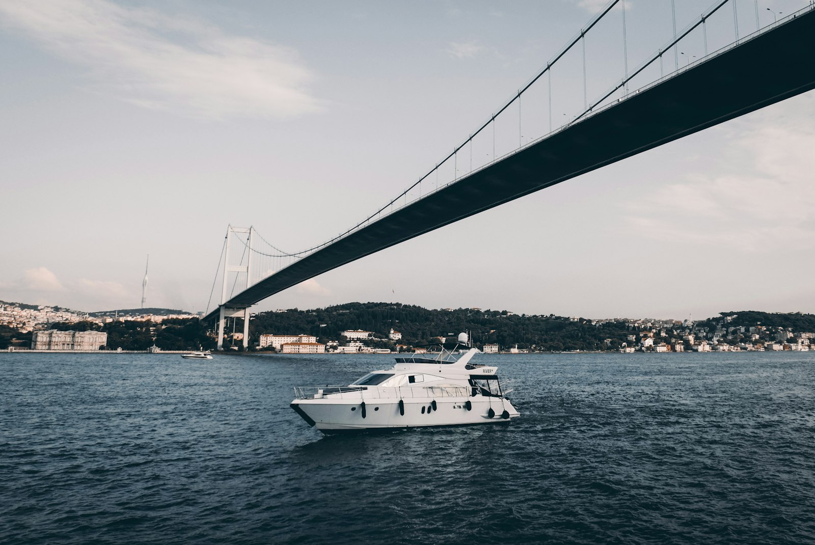 Boğaz Köprüsü altında beyaz motoryat — İstanbul yat kiralama