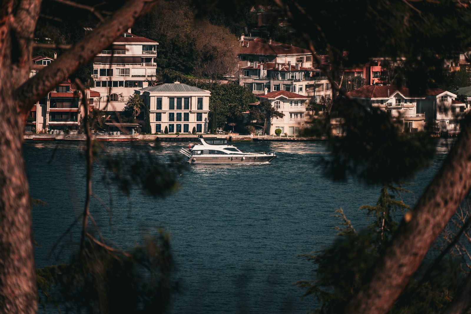 Boğaz yalıları önünden geçen lüks motoryat — İstanbul yat kiralama